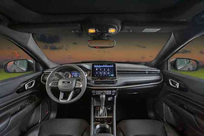 Interior do Jeep Compass tambm recebeu melhorias: quadro de instrumentos full digital e HD de 10,25 polegadas, centrais multimdia de at 10,1 polegadas e mais espao para porta-objetos(foto: FCA-Stellantis/Divulgao)