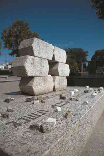 Os judeus, tradicionalmente, colocam pedras sobre os jazigos, ao invs de flores, para dar ideia de perenidade(foto: Cludio Cunha)