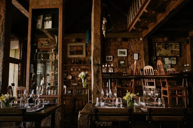 Instalado em um casarão colonial de três séculos, o Tragaluz mantém um ritual de louças inglesas, taças de cristal, guardanapos de linho, luz de velas e flores frescas: cada detalhe faz parte da experiência (foto: Magê Monteiro/Divulgação ) Instalado em um casarão colonial de três séculos, o Tragaluz mantém um ritual de louças inglesas, taças de cristal, guardanapos de linho, luz de velas e flores frescas: cada detalhe faz parte da experiência (foto: Magê Monteiro/Divulgação )