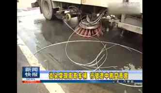 Matria feita por um canal de TV da China mostra que as escovas de um caminho de limpeza se enroscaram em cabos de ao na rua, que acabaram iando os veculos(foto: YouTube/Reproduo)