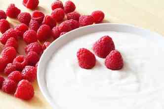 O iogurte, alm de possuir vrios nutrientes que ajudam nosso organismo, por ser fermentado, pode ser consumido por pessoas que tenham intolerncia mediana  lactose(foto: Pixabay)