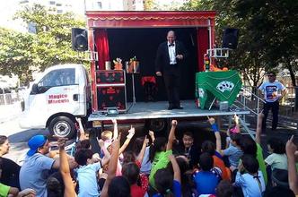 Marcelo Labarrere inovou com o seu Magic Truck: palco vai aonde o público está(foto: Divulgação) Marcelo Labarrere inovou com o seu Magic Truck: palco vai aonde o público está(foto: Divulgação)