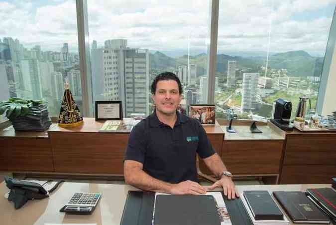 Lucas em seu escritrio, no Concrdia Corporate: espao especial dedicado  imagem de Nossa Senhora Aparecida(foto: Paulo Mrcio/Encontro)