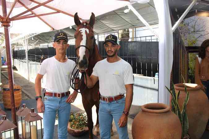 Os tratadores Guti e Douglas, no quiosque do Haras Morada Nova: todo o cuidado com o plantel da famlia Gutierrez(foto: Pdua de Carvalho/Encontro)