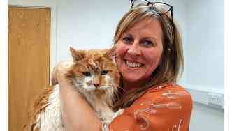 O gato Rubble est junto de sua tutora Michele Foster h incrveis 30 anos. Eles vivem na cidade de Exeter, na Inglaterra(foto: Heavitree City Vet/SWNS.com/Reproduo)