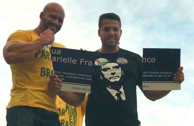 Os candidatos Daniel Silveira e Rodrigo Amorim esto gerando polmica aps quebrarem uma placa que homenageava a vereadora Marielle Franco(foto: Facebook/MovimentoPatriaContraCorrupcao/Reproduo)