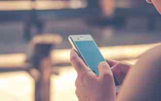 O estudo da universidade americana mostra que ficar muito tempo digitando no celular pode causar enfraquecimento dos dedos(foto: Pexels)
