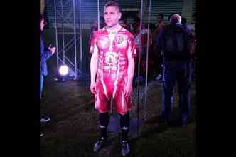 O atacante Diego Torres, estrela do Palencia, posa com o novo uniforme 