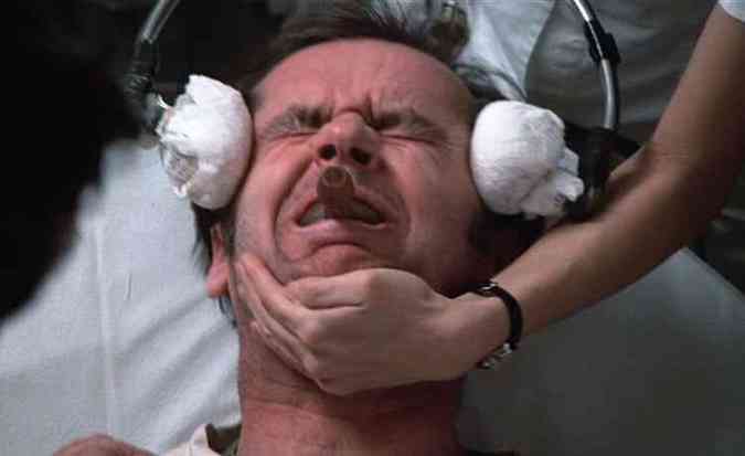 Cena de uma sesso de eletrochoque no filme O Estranho no Ninho (1976), estrelado por Jack Nicholson(foto: Fantasy Films/Reproduo)
