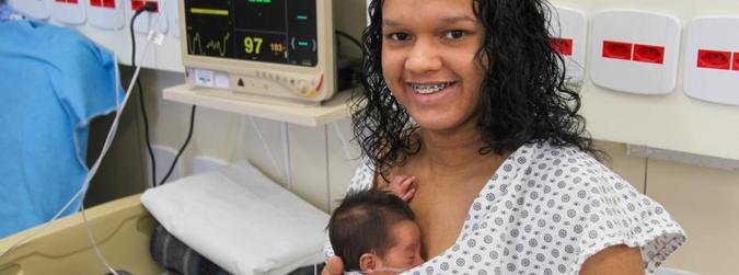 Maria Clara de Souza com a pequena Mayuri, que nasceu na 31 semana de gestao(foto: Francis Campelo / Fhemig )