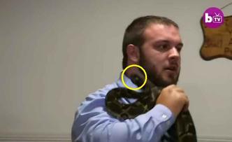 O pastor americano Cody Coots, de 27 anos, foi picado por uma cascavel durante um culto realizado no dia 17 de agosto(foto: YouTube/Evangelist Anita Fuentes/Reprodução) O pastor americano Cody Coots, de 27 anos, foi picado por uma cascavel durante um culto realizado no dia 17 de agosto(foto: YouTube/Evangelist Anita Fuentes/Reprodução)