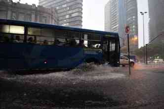 Mesmo com o volume de chuva que est caindo em Belo Horizonte nos ltimos dias, nvel dos reservatrios que abastecem a capital continua crtico(foto: Alexandre Guzanshe/EM/D.A Press)