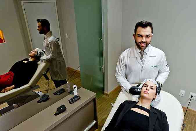 A mdica Gabriela Mendona Rabello com o dermatologista Bruno Gonalves: 