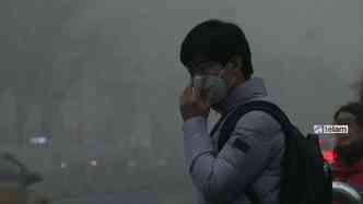 A embaixada dos Estados Unidos mediu o nvel de poluio em Beijing, capital da China, e o nmero est 27 vezes acima do mximo recomendado pela OMS(foto: YouTube/Agencia Tlam/Reproduo)