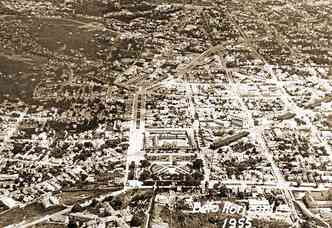 Vista area do bairro em 1955: ruas homenageiam tenentes, majores e coronis que moravam na regio(foto: Acervo Jos Ges/Reproduo Mara Vieira)