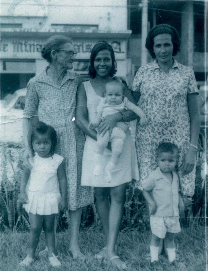 Da esquerda para a direita: A avó de Álvaro, Dona Altina, o prefeito ainda bebê no colo da tia Hilda, sua mãe Dona Lourdes, irmão Alexandre e prima Roselene(foto: Arquivo Pessoal) Da esquerda para a direita: A avó de Álvaro, Dona Altina, o prefeito ainda bebê no colo da tia Hilda, sua mãe Dona Lourdes, irmão Alexandre e prima Roselene(foto: Arquivo Pessoal)