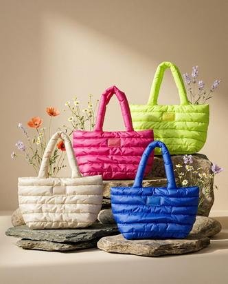 As bolsas de design exclusivo vêm em diversas cores: recheadas de brindes (foto: Divulgação) As bolsas de design exclusivo vêm em diversas cores: recheadas de brindes (foto: Divulgação)