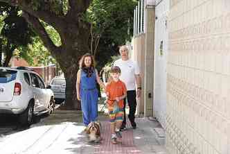 O casal Marilza e Mrcio Pinto caminham com frequncia com o neto Gabriel pelas ruas do Sion: 