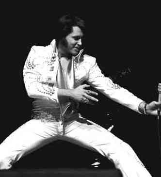 O cantor Mark Rio revive o astro Elvis Presley no show Elvis Tribute, em BH(foto: Divulgao)