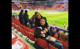 A atriz Robertha Portella posa ao lado do promoter David Brazil, dentro do estdio em que jogavam Barcelona e Bayer Leverkusen, pela Liga dos Campees da Europa(foto: Instagram/roberthaportella/Reproduo)
