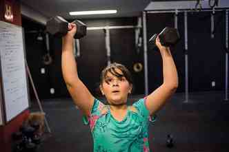 Alm de ginstica olmpica, pilates e dana de rua, h dois meses Isabela Silva, 9 anos, pratica crossfit. 