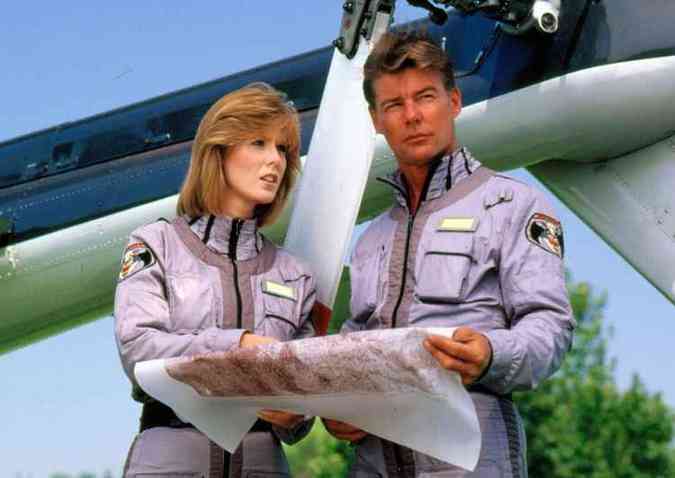 Jan-Michael Vincent aparece ao lado da atriz Jean Bruce Scott em cena da srie guia de Fogo(foto: CBS/Reproduo)