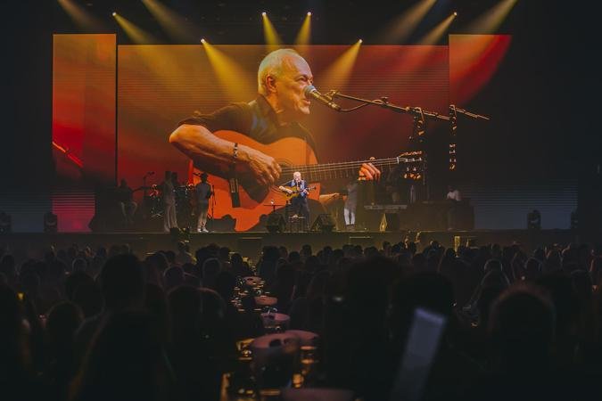 O espetáculo também contará com projeções visuais que ajudam a conduzir o público pelos diferentes momentos da trajetória do artista(foto: Marcos Oliveira/Divulgação) O espetáculo também contará com projeções visuais que ajudam a conduzir o público pelos diferentes momentos da trajetória do artista(foto: Marcos Oliveira/Divulgação)