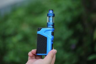 Dispositivo de cigarro eletrônico (vape); uso entre adolescentes brasileiros supera o consumo do cigarro convencional, segundo pesquisa nacional.(foto: Pixabay) Dispositivo de cigarro eletrônico (vape); uso entre adolescentes brasileiros supera o consumo do cigarro convencional, segundo pesquisa nacional.(foto: Pixabay)