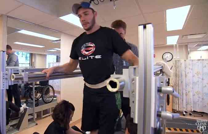Pesquisadores americanos testaram o novo dispositivo em trs vtimas da paralisia e obtiveram timos resultados(foto: YouTube/Mayo Clinic/Reproduo)