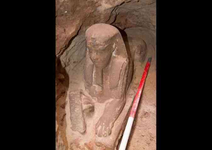 A esfinge de arenito descoberta no Egito deve ser do perodo ptolomaico 305 e 30 a.C., segundo acreditam os arquelogos(foto: Facebook/Ministry of Antiquities/Reproduo)