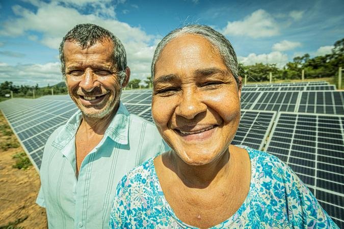 O casal Martinha e Porfrio Rodrigues, moradores de Cristlia (MG), so arrendatrios do MinasCoop Energia. A rea antes improdutiva da famlia hoje abriga placas solares que geram renda, promovem energia limpa e ajudam a manter instituies sociais em funcionamento em todo o estado(foto: Milton Lima/Dilvugao/Sistema Ocemg)