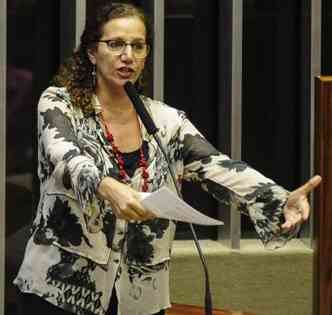 A deputada Jandira Feghali teria sido agredida por um colega durante a votao da MP do Seguro-Desemprego na Cmara(foto: Gustavo Lima/Cmara dos Deputados/Divulgao)