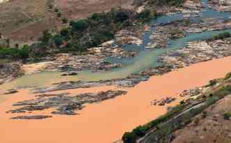 Os rejeitos provenientes da barragem que se rompeu em Bento Rodrigues (MG) deixaram a gua do rio Doce imprpria para consumo humano(foto: Fred Loureiro/Secom ES/Divulgao)