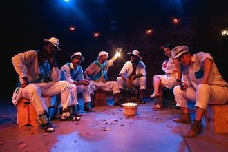 Cia Juntaostrem leva pe�as de teatro e oficinas a diferentes espa�os da capital
