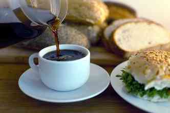 Conforme o estudo americano, o hbito de pular o caf da manh pode causar aterosclerose e est associado a outros problemas de sade, incluindo do sistema cardiovascular(foto: Pixabay)