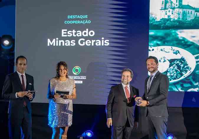 O secretrio de Desenvolvimento Econmico de Minas Gerais, Fernando Passalio (ltimo,  direita), recebe o Prmio Aproxima, em Portugal(foto: Divulgao)