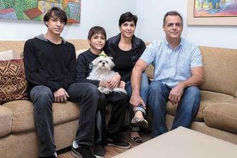 Liliane Costa Cruz Fonseca e Francisco de Andrade Bastos com seus filhos João e Pedro: Liliane Costa Cruz Fonseca e Francisco de Andrade Bastos com seus filhos João e Pedro: