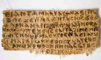 O papiro de apenas 8 cm, escrito em copta, lngua egpcia que usa caracteres gregos, vem gerando muita discusso, por trazer a palavra 'esposa' associada ao nome de Jesus(foto: Internet/Reproduo)