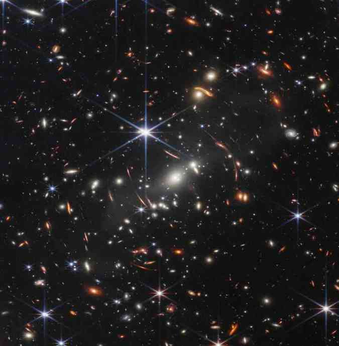 Imagem registrada pelo telescópio espacial James Webb mostra galáxias de 4,6 bilhões de anos(foto: Nasa/James Webb/Divulgação)
