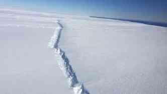 Uma rachadura enorme foi detectada numa plataforma de gelo na Antrtida. Isto pode causar o rompimento de um iceberg gigante, com 5 mil km de rea, equivalente ao tamanho do Distrito Federal(foto: Nathan Kurtz/Nasa/Divulgao)