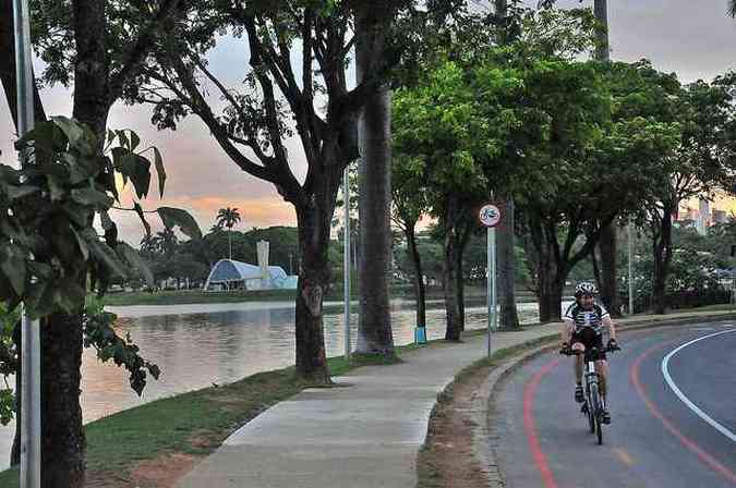 A Lagoa da Pampulha  um dos locais mais frequentados por corredores e ciclistas da capital.(foto: Divino Advncula/PBH)