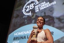Bruna Linzmeyer diz se sentir em 'uma grande festa de aniversrio'