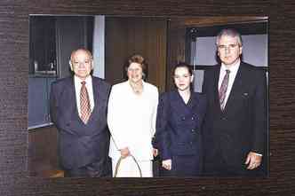 Rubens Menin com o pai, Geraldo, a me, Maura, ambos engenheiros, e a mulher, Beatriz, em foto de 1998: inspirao e apoio na famlia para seguir carreira(foto: Samuel G/Reproduo)
