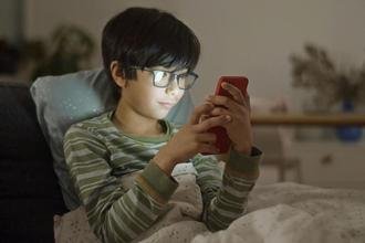 Idade da crian�a ao ganhar primeiro smartphone eleva riscos � sa�de