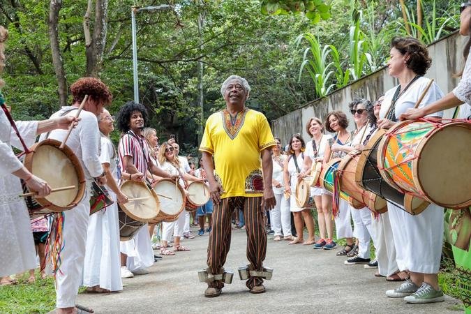 Proposta é criar uma experiência compartilhada por crianças, pais e avós, tendo a música como ponto de contato com diferentes expressões da cultura popular afro-mineira(foto: Ana Paula Siqueira/Divulgação) Proposta é criar uma experiência compartilhada por crianças, pais e avós, tendo a música como ponto de contato com diferentes expressões da cultura popular afro-mineira(foto: Ana Paula Siqueira/Divulgação)