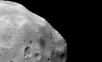 Segundo a Nasa, as ranhuras na superfcie de Phobos provam que a maior lua de Marte est sendo 'consumida' aos poucos(foto: Nasa.gov/Reproduo)