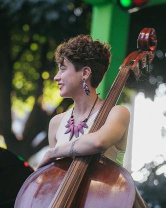 O curso ser� ministrado pela contrabaixista Camila Rocha, respons�vel tamb�m pela curadoria, ao lado das musicistas Nat�lia Mitre e Nath Rodrigues(foto: B�rbara Moreira/Divulga��o)