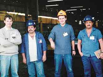 Eduardo Navarro (de capacete laranja), com amigos, em 1990: na fbrica da Belgo Mineira, onde trabalhou por nove anos(foto: Arquivo pessoal)