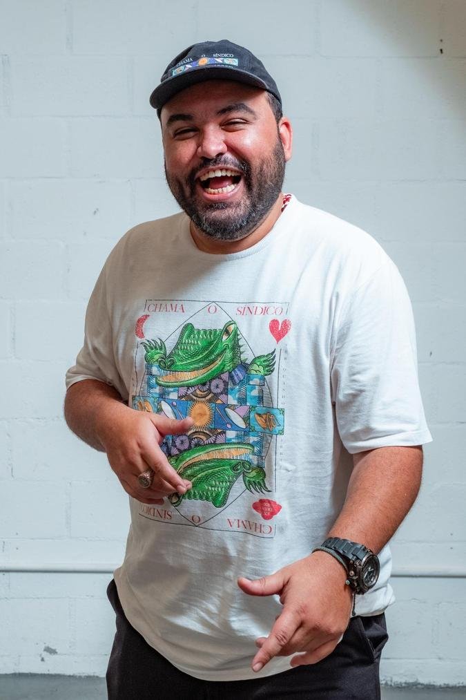 Foli�o veste camiseta do Chama o S�ndico: bloco aposta em produtos de desejo dos centenas de milhares de carnavalescos que arrasta pelas ruas da cidade(foto: Divulga��o)