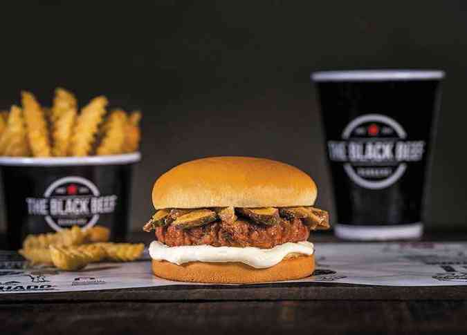 O hambrguer de planta do The Black Beef: mais de 15 mil unidades vendidas em suas 29 lojas, espalhadas por oito estados e Distrito Federal(foto: The Black Beef/Divulgao)